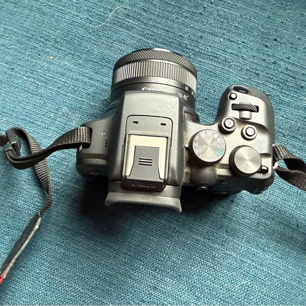 LIKE NEW: Canon EOS R10 Mirrorless Camera with 2 lenses, 18-24mm and 50mm